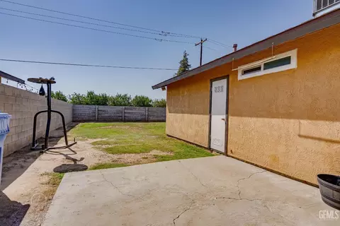 Exterior - 429 Barlow Ct, Arvin, CA 93203 photo 5 of 7