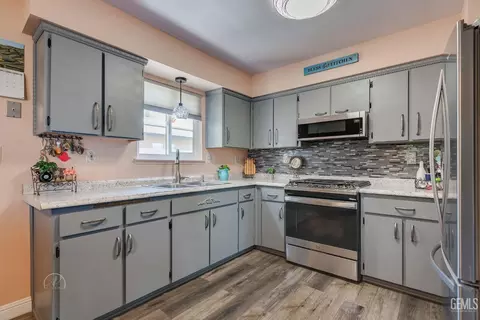 Kitchen - 429 Barlow Ct, Arvin, CA 93203 photo 1 of 2