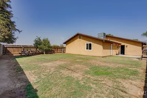 Exterior - 429 Barlow Ct, Arvin, CA 93203 photo 6 of 7