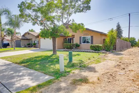 Exterior - 429 Barlow Ct, Arvin, CA 93203 photo 4 of 7