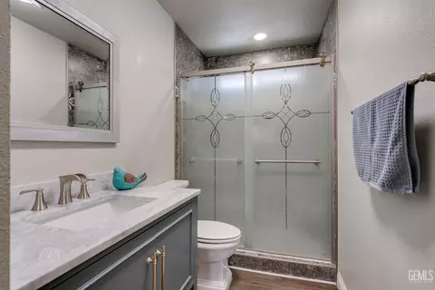 Bath - 429 Barlow Ct, Arvin, CA 93203 photo 1 of 2
