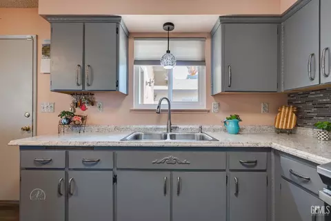 Kitchen - 429 Barlow Ct, Arvin, CA 93203 photo 2 of 2