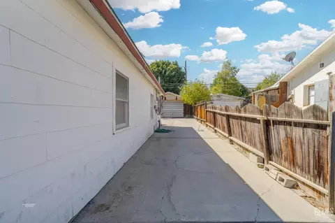 Exterior - 613 B St, Taft, CA 93268 photo 5 of 6