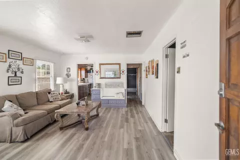 Entry Way - 613 B St, Taft, CA 93268 photo 1 of 3