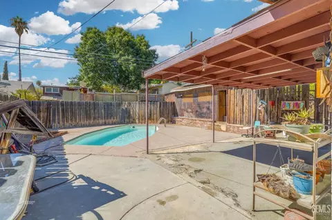 Exterior - 613 B St, Taft, CA 93268 photo 2 of 6