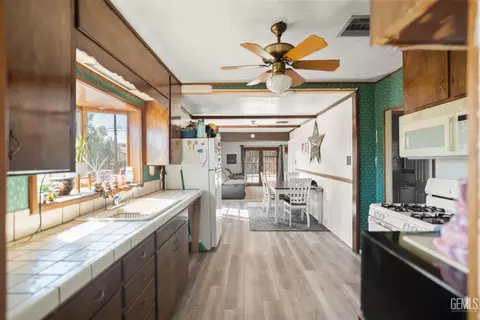 Entry Way - 613 B St, Taft, CA 93268 photo 2 of 3