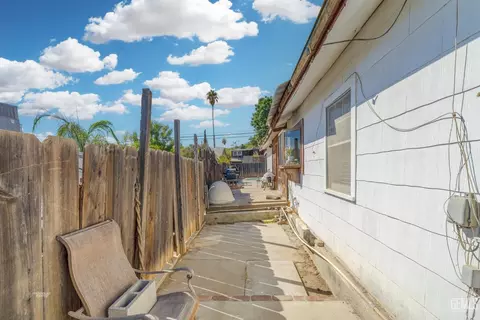 Exterior - 613 B St, Taft, CA 93268 photo 4 of 6