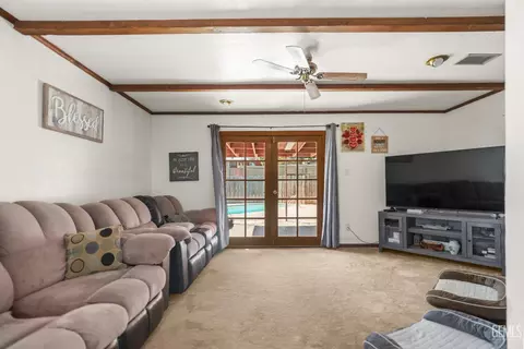Living - 613 B St, Taft, CA 93268 photo 2 of 2