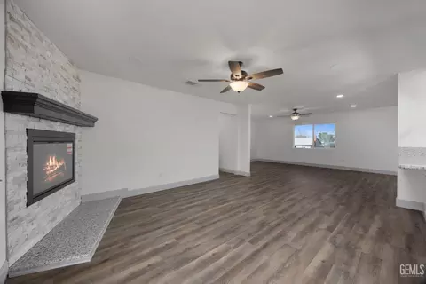 Living - 405 Pilgrim Ave, Taft, CA 93268 photo 5 of 6