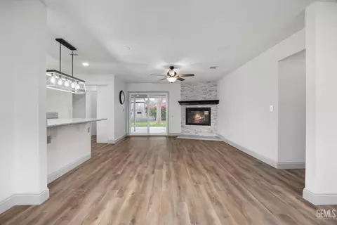 Living - 405 Pilgrim Ave, Taft, CA 93268 photo 3 of 6