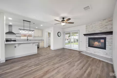 Living - 405 Pilgrim Ave, Taft, CA 93268 photo 4 of 6
