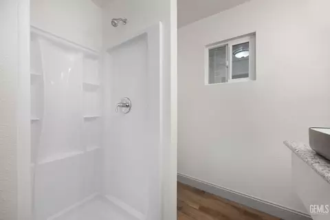 Bath - 405 Pilgrim Ave, Taft, CA 93268 photo 1 of 4
