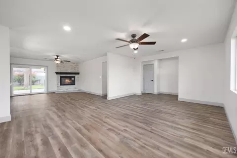 Living - 405 Pilgrim Ave, Taft, CA 93268 photo 2 of 6