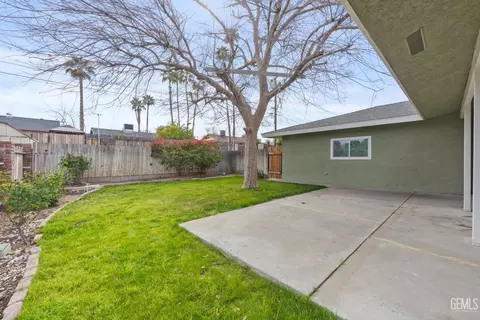 Exterior - 405 Pilgrim Ave, Taft, CA 93268 photo 6 of 8