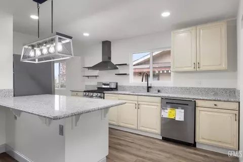 Kitchen - 405 Pilgrim Ave, Taft, CA 93268 photo 1 of 5