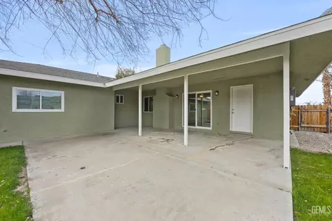 Exterior - 405 Pilgrim Ave, Taft, CA 93268 photo 5 of 8
