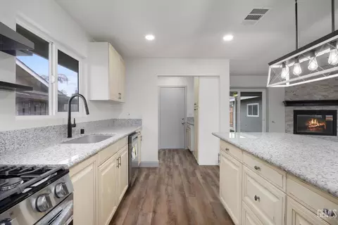 Kitchen - 405 Pilgrim Ave, Taft, CA 93268 photo 3 of 5