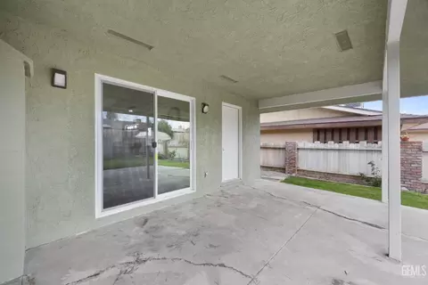 Exterior - 405 Pilgrim Ave, Taft, CA 93268 photo 4 of 8
