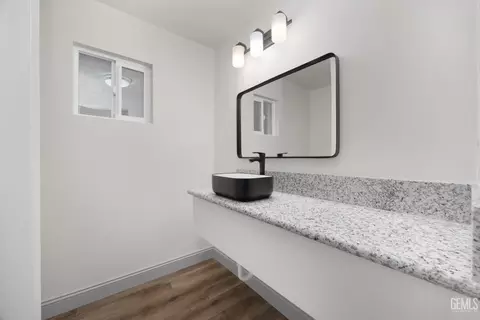 Bath - 405 Pilgrim Ave, Taft, CA 93268 photo 2 of 4