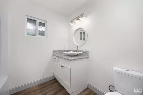 Bath - 405 Pilgrim Ave, Taft, CA 93268 photo 3 of 4