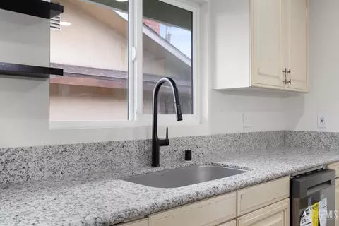 Kitchen - 405 Pilgrim Ave, Taft, CA 93268 photo 5 of 5
