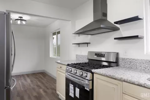 Kitchen - 405 Pilgrim Ave, Taft, CA 93268 photo 4 of 5