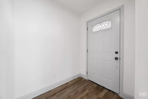 Entry Way - 405 Pilgrim Ave, Taft, CA 93268 photo 1 of 2