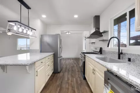 Kitchen - 405 Pilgrim Ave, Taft, CA 93268 photo 2 of 5