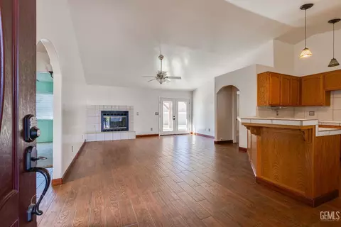 Living - 704 Mallory Ct, Taft, CA 93268 photo 3 of 4