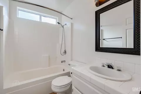 Bath - 704 Mallory Ct, Taft, CA 93268 photo 1 of 1