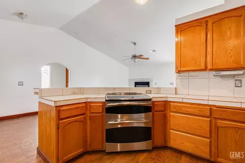 Kitchen - 704 Mallory Ct, Taft, CA 93268 photo 2 of 2
