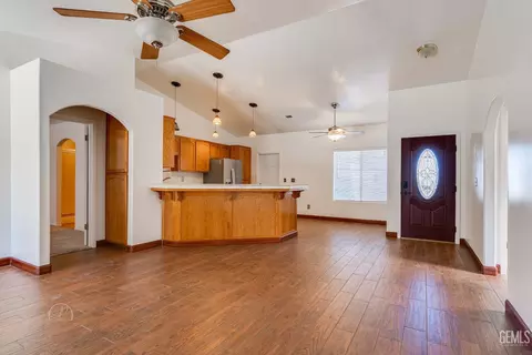 Living - 704 Mallory Ct, Taft, CA 93268 photo 4 of 4