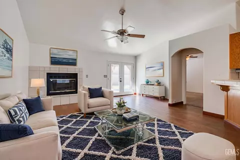 Living - 704 Mallory Ct, Taft, CA 93268 photo 1 of 4