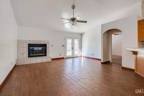 Living - 704 Mallory Ct, Taft, CA 93268 photo 2 of 4