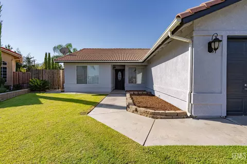 Exterior - 704 Mallory Ct, Taft, CA 93268 photo 2 of 5