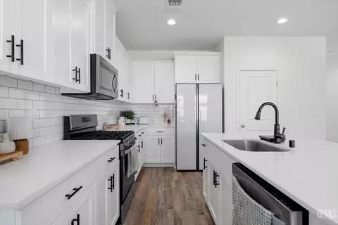 Kitchen - 7506 Linden Tree Ave, Bakersfield, CA 93313 photo 1 of 3
