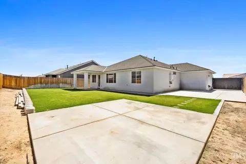 Exterior - 7506 Linden Tree Ave, Bakersfield, CA 93313 photo 7 of 9