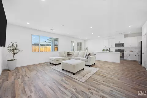 Entry Way - 7506 Linden Tree Ave, Bakersfield, CA 93313 photo 5 of 10