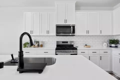 Kitchen - 7506 Linden Tree Ave, Bakersfield, CA 93313 photo 2 of 3