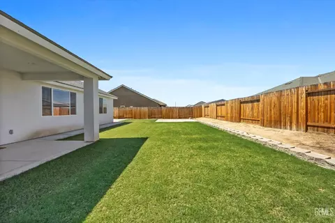 Exterior - 7506 Linden Tree Ave, Bakersfield, CA 93313 photo 5 of 9