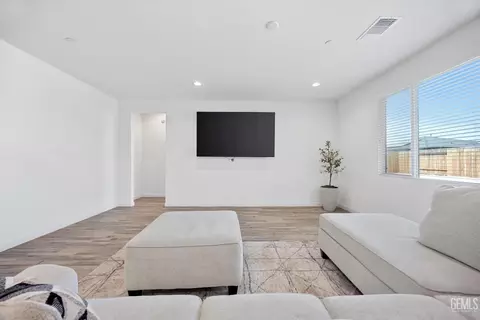 Entry Way - 7506 Linden Tree Ave, Bakersfield, CA 93313 photo 3 of 10