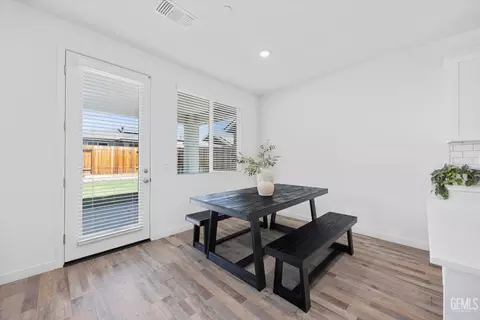 Dining - 7506 Linden Tree Ave, Bakersfield, CA 93313 photo 1 of 1