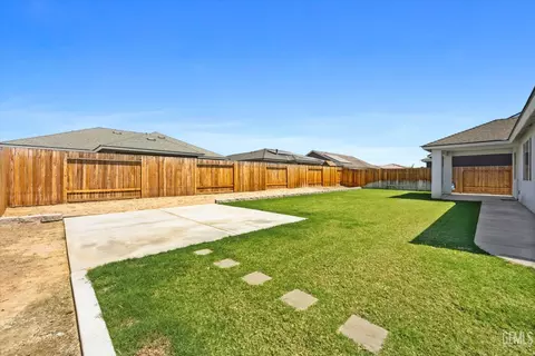Exterior - 7506 Linden Tree Ave, Bakersfield, CA 93313 photo 6 of 9