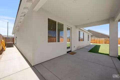 Exterior - 7506 Linden Tree Ave, Bakersfield, CA 93313 photo 3 of 9