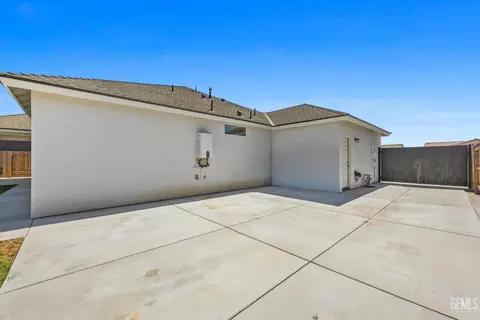 Exterior - 7506 Linden Tree Ave, Bakersfield, CA 93313 photo 8 of 9