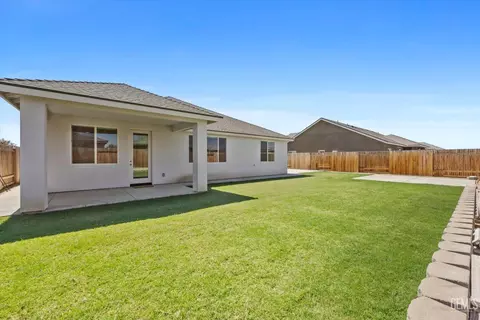 Exterior - 7506 Linden Tree Ave, Bakersfield, CA 93313 photo 4 of 9