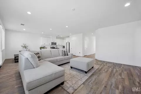 Entry Way - 7506 Linden Tree Ave, Bakersfield, CA 93313 photo 6 of 10