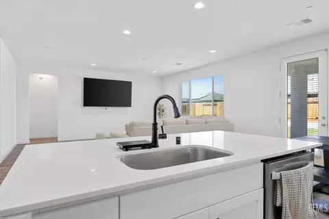 Kitchen - 7506 Linden Tree Ave, Bakersfield, CA 93313 photo 3 of 3