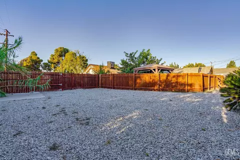 Exterior - 37 Garden Dr, Bakersfield, CA 93307 photo 8 of 10