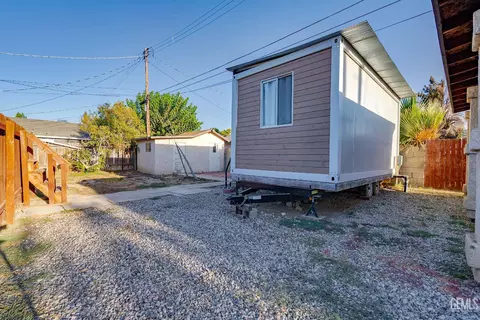 Exterior - 37 Garden Dr, Bakersfield, CA 93307 photo 5 of 10